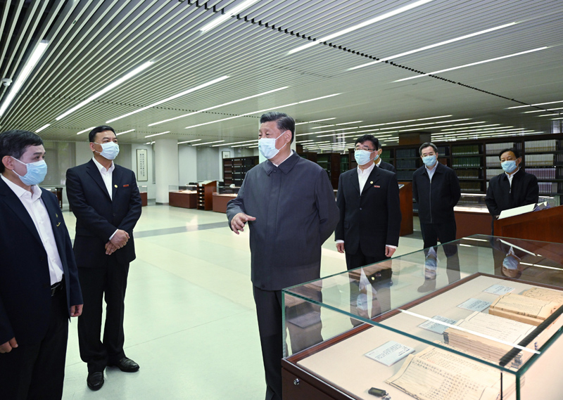 2022年4月25日，習(xí)近平來(lái)到中國(guó)人民大學(xué)考察調(diào)研。這是他在圖書館考察。