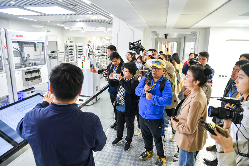 2023年10月16日，第三屆“一帶一路”國際合作高峰論壇新聞中心組織中外記者采訪。記者在中德大廈內(nèi)的博世未來工廠展區(qū)參觀，了解其高質(zhì)量創(chuàng)新發(fā)展成果。