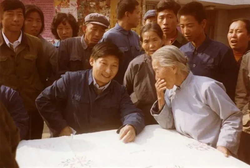 1983年，時(shí)任河北正定縣委書記的習(xí)近平，臨時(shí)在大街上擺桌子聽取老百姓意見。