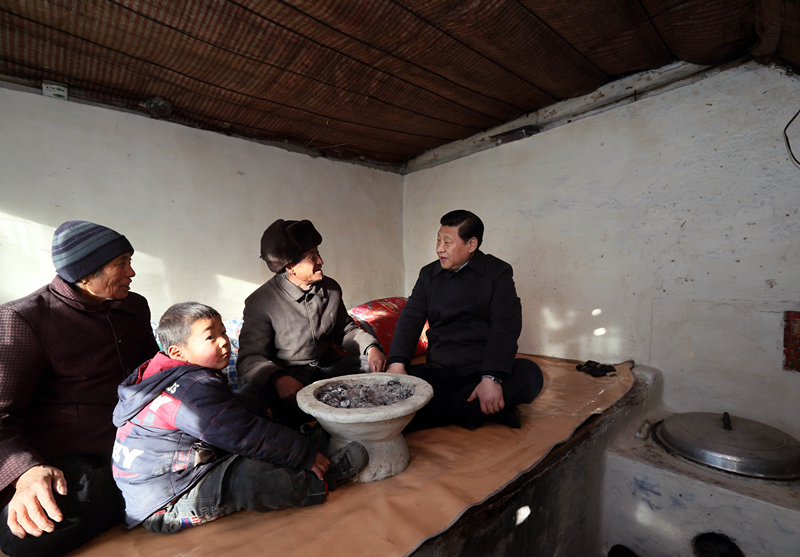 2012年12月30日，習(xí)近平在河北省阜平縣龍泉關(guān)鎮(zhèn)駱駝灣村看望唐榮斌老人一家。