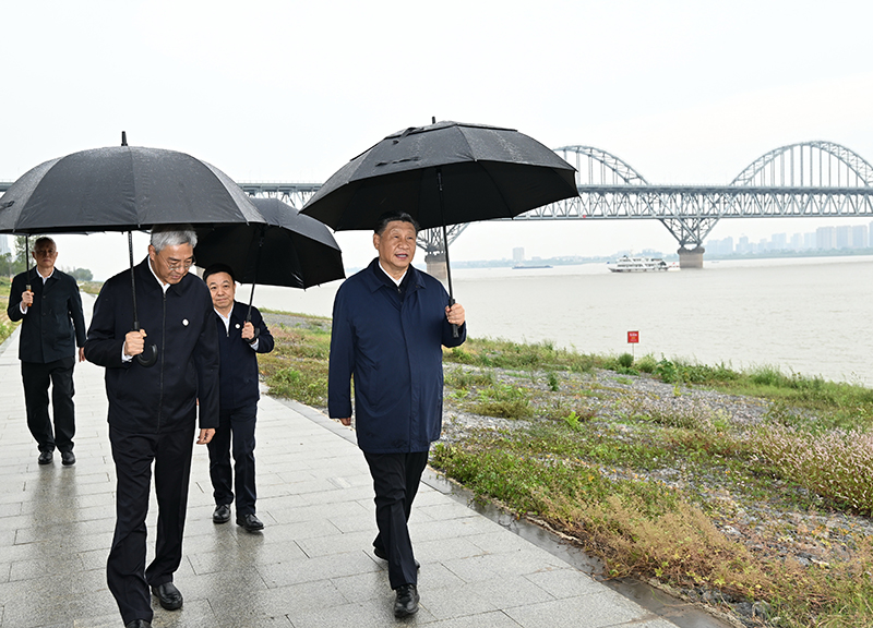 2023年10月10日，習(xí)近平總書記在江西長(zhǎng)江國(guó)家文化公園九江城區(qū)段冒雨考察。