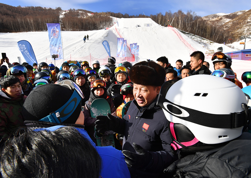 2017年1月23日，習(xí)近平總書記在云頂滑雪場同正在集訓(xùn)的國家滑雪隊(duì)運(yùn)動(dòng)員及滑雪愛好者親切交談。