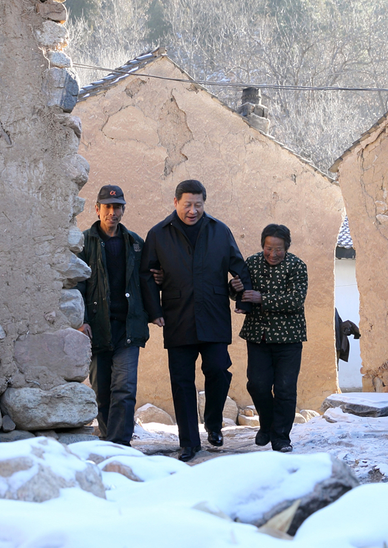 2012年12月30日，習(xí)近平總書記來到地處深山的河北阜平駱駝灣村，走進(jìn)困難群眾唐宗秀家慰問看望。
