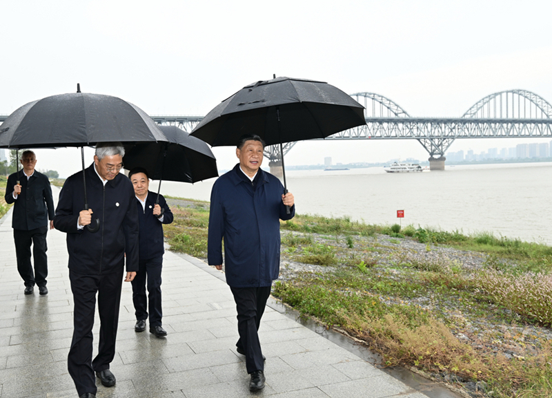 2023年10月10日，習近平在長江國家文化公園九江城區(qū)段考察時，冒雨沿江堤步行察看沿岸風貌。