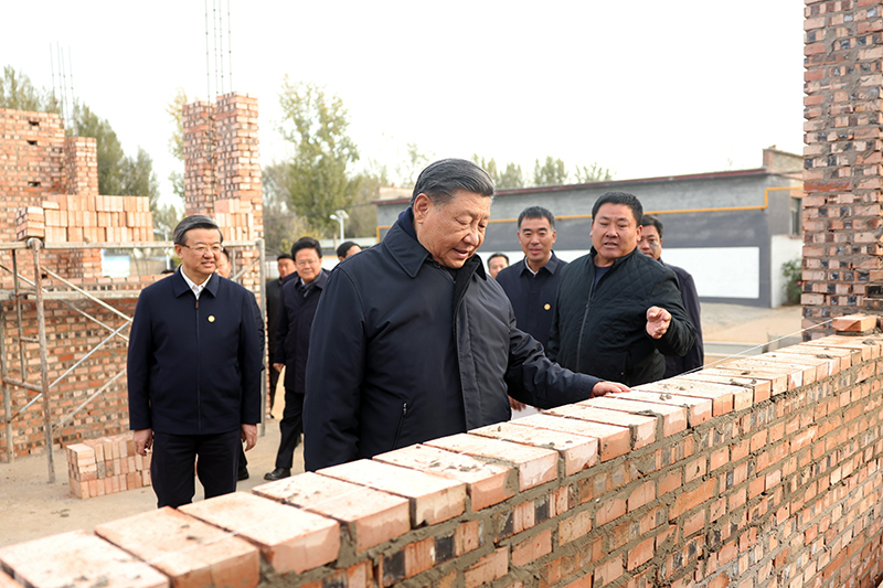 2023年11月10日，習(xí)近平總書記在河北保定涿州市刁窩鎮(zhèn)萬全莊村房屋重建施工現(xiàn)場考察。