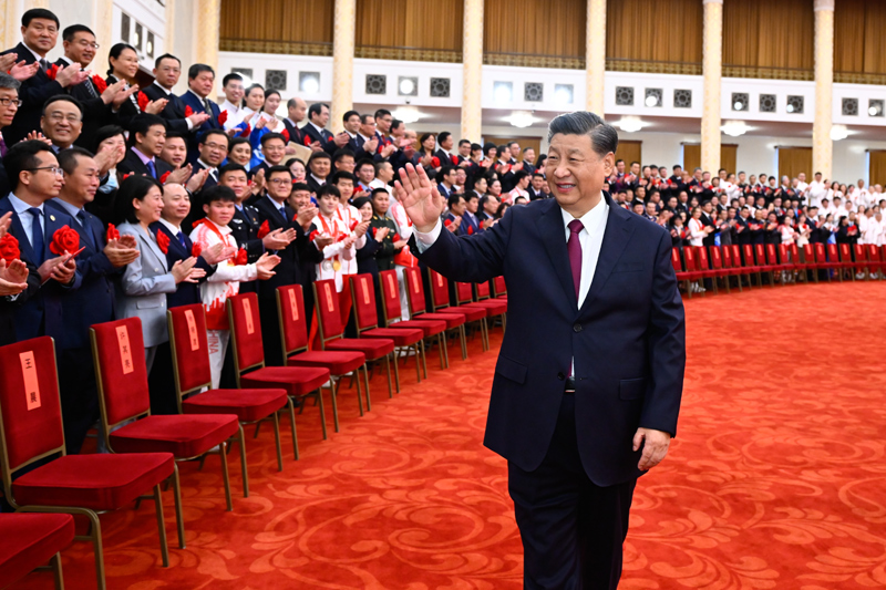 2022年4月8日，北京冬奧會(huì)、冬殘奧會(huì)總結(jié)表彰大會(huì)在北京人民大會(huì)堂隆重舉行。會(huì)前，習(xí)近平等會(huì)見(jiàn)北京冬奧會(huì)、冬殘奧會(huì)突出貢獻(xiàn)集體代表、突出貢獻(xiàn)個(gè)人和中國(guó)體育代表團(tuán)成員。