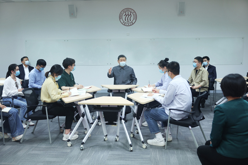 2022年4月25日，習(xí)近平總書(shū)記來(lái)到中國(guó)人民大學(xué)考察調(diào)研。這是總書(shū)記在立德樓觀摩思政課智慧教室現(xiàn)場(chǎng)教學(xué)并參與討論。