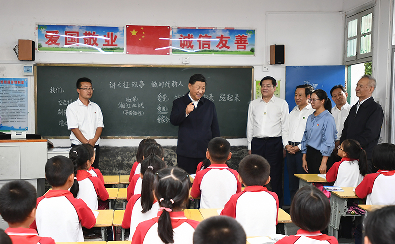2020年9月16日，習(xí)近平總書(shū)記在湖南省郴州市汝城縣文明瑤族鄉(xiāng)第一片小學(xué)，同正在上思政課的同學(xué)們親切交流。