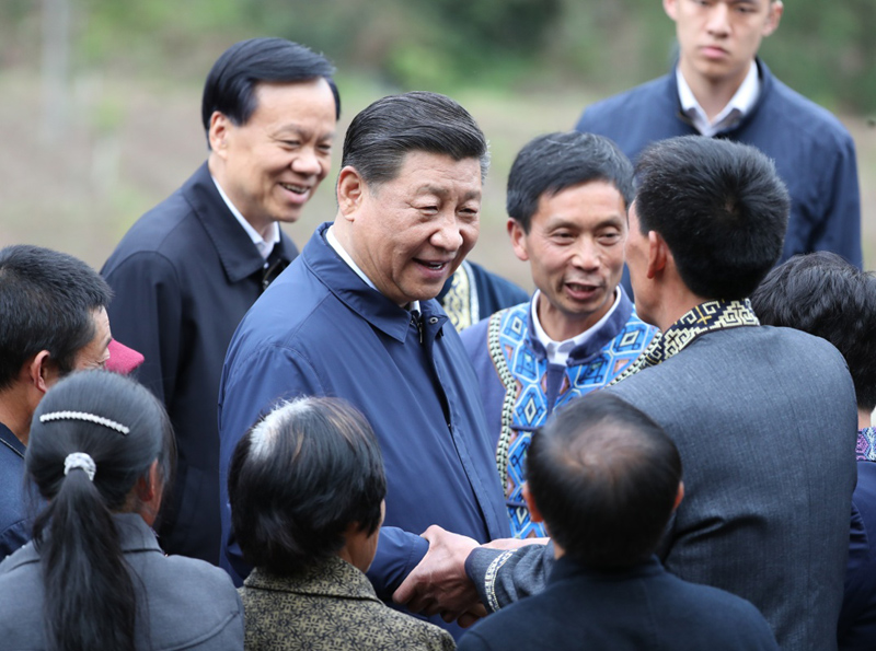 2019年4月15日至17日，中共中央總書記、國家主席、中央軍委主席習(xí)近平在重慶考察，并主持召開解決“兩不愁三保障”突出問題座談會。這是4月15日下午，習(xí)近平在石柱土家族自治縣中益鄉(xiāng)華溪村同村民親切交流。新華社記者 丁海濤 攝