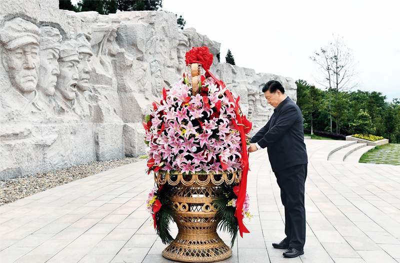 2021年4月25日至27日，中共中央總書記、國(guó)家主席、中央軍委主席習(xí)近平在廣西考察。這是25日上午，習(xí)近平在位于桂林市全州縣的紅軍長(zhǎng)征湘江戰(zhàn)役紀(jì)念園，向湘江戰(zhàn)役紅軍烈士敬獻(xiàn)花籃。 新華社記者 謝環(huán)馳/攝