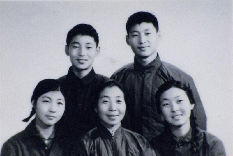 1972年冬，齊心和子女們。前排右起:齊橋橋、齊心、習(xí)安安。后排右起:習(xí)近平、習(xí)遠(yuǎn)平。