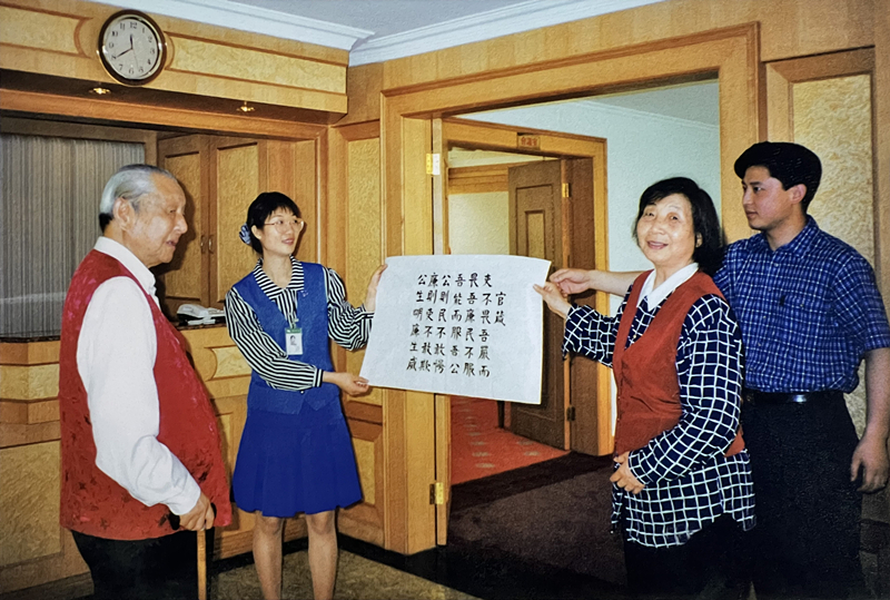 1999年3月，習(xí)仲勛欣賞齊心的書法作品《官箴》。
