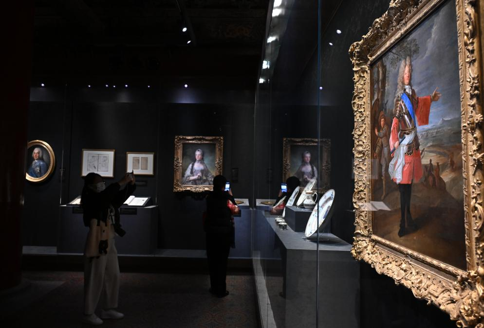 4月1日，作為中法文化旅游年的重要項目，“紫禁城與凡爾賽宮——17、18世紀(jì)的中法交往”展覽在故宮文華殿開幕。圖為觀眾當(dāng)天參觀展覽。新華社記者 金良快 攝