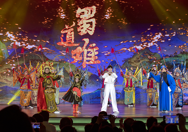 2023年10月13日，成都，“把青春華章寫(xiě)在祖國(guó)大地上”大思政課網(wǎng)絡(luò)主題宣傳和互動(dòng)引導(dǎo)活動(dòng)在四川大學(xué)舉行。