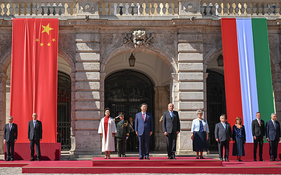 當(dāng)?shù)貢r(shí)間5月9日上午，國(guó)家主席習(xí)近平在布達(dá)佩斯出席匈牙利總統(tǒng)舒尤克和總理歐爾班共同舉行的隆重歡迎儀式。新華社記者 謝環(huán)馳 攝