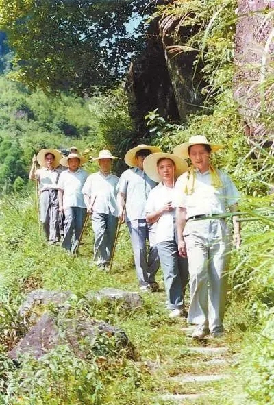 1989年7月，習(xí)近平在壽寧縣山村。