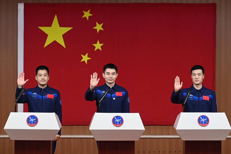 2024年月24日，神舟十八號(hào)載人飛行任務(wù)航天員葉光富（中）、李聰（右）、李廣蘇在酒泉衛(wèi)星發(fā)射中心問天閣與媒體記者集體見面。