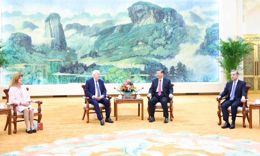2024年4月8日，國(guó)家主席習(xí)近平在北京人民大會(huì)堂會(huì)見(jiàn)法國(guó)梅里?；饡?huì)主席梅里埃夫婦。新華社記者 黃敬文 攝