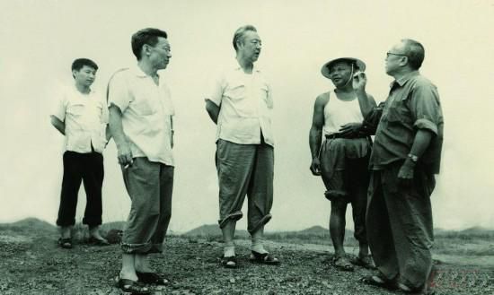 1978年8月，習(xí)仲勛（左三）在廣東惠陽(yáng)農(nóng)村調(diào)研。在清華大學(xué)讀書(shū)的習(xí)近平（左一）利用暑假時(shí)間參加社會(huì)實(shí)踐，隨同父親一起下鄉(xiāng)。