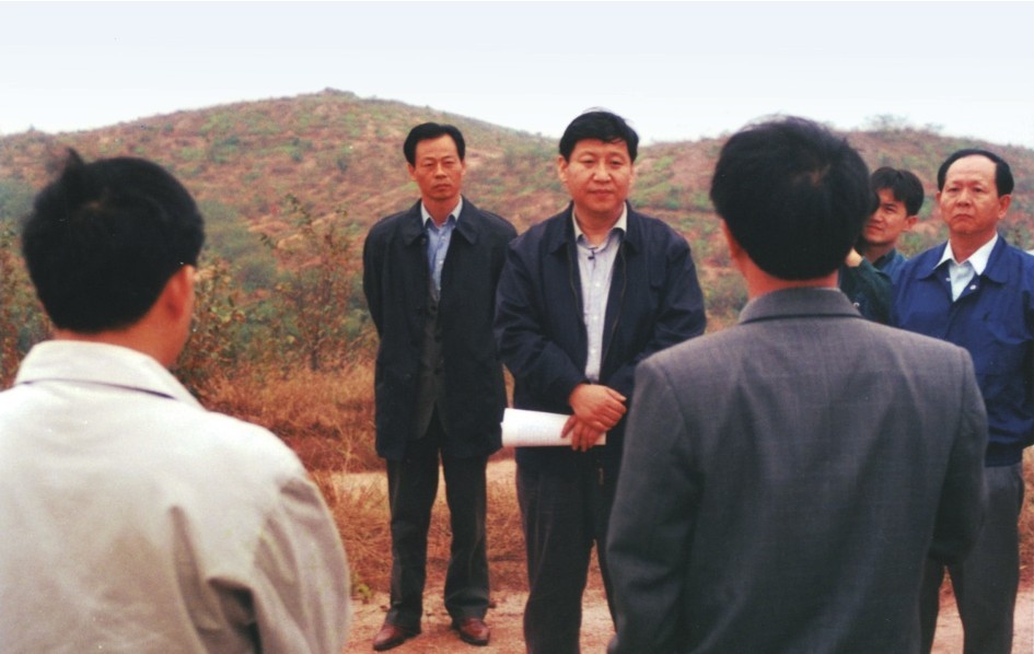 1999年11月，習(xí)近平在龍巖市長汀縣河田水土流失治理區(qū)調(diào)研。圖源：《習(xí)近平在福建（下）》