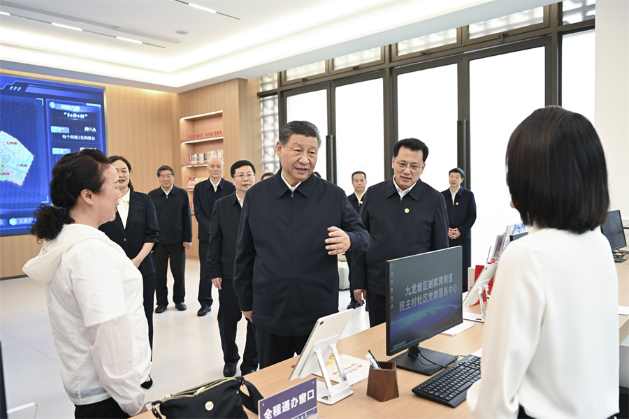 2024年4月22日至24日，中共中央總書記、國家主席、中央軍委主席習近平在重慶考察。這是22日下午，習近平在九龍坡區(qū)謝家灣街道民主村社區(qū)考察。新華社記者 謝環(huán)馳 攝