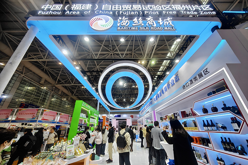 2024年3月18日，第四屆中國跨境電商交易會在福建福州開幕。展會聚焦“鏈接跨境全流域 共建電商新生態(tài)”，集聚全國80余個外貿(mào)產(chǎn)業(yè)帶的上千家供應(yīng)鏈企業(yè)。