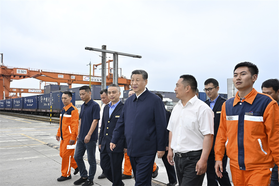2024年4月22日至24日，中共中央總書記、國家主席、中央軍委主席習近平在重慶考察。這是22日下午，習近平在重慶國際物流樞紐園區(qū)重慶鐵路集裝箱中心站，同貨車司機、列車司機、裝卸工人、場站管理人員等親切交流。新華社記者 岳月偉 攝