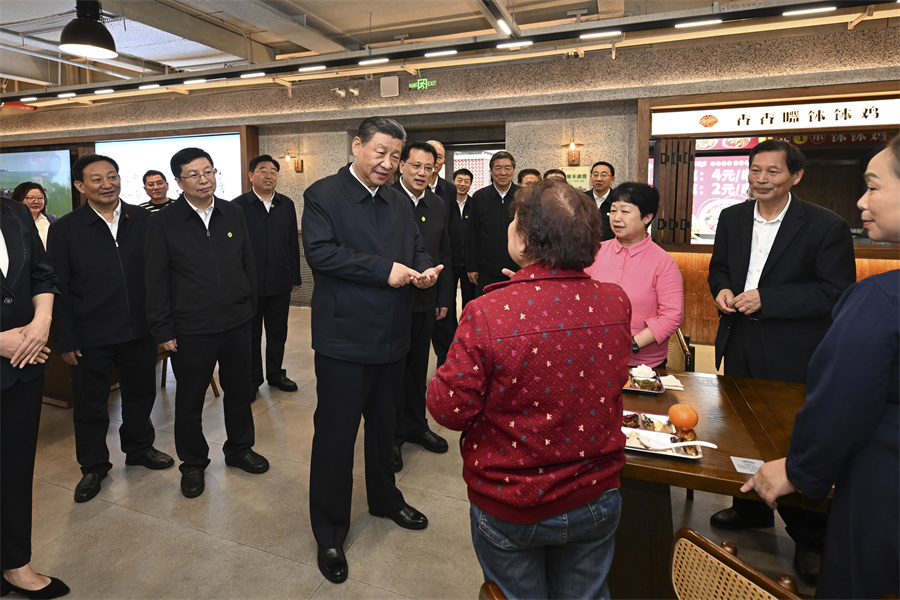 2024年4月22日下午，習(xí)近平在九龍坡區(qū)謝家灣街道民主村社區(qū)考察時(shí)，同正在社區(qū)食堂就餐的群眾親切交流。新華社記者 謝環(huán)馳 攝