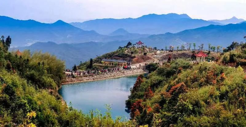 圖為游客們到軍營(yíng)村七彩池欣賞美景。廈門市委宣傳部供圖