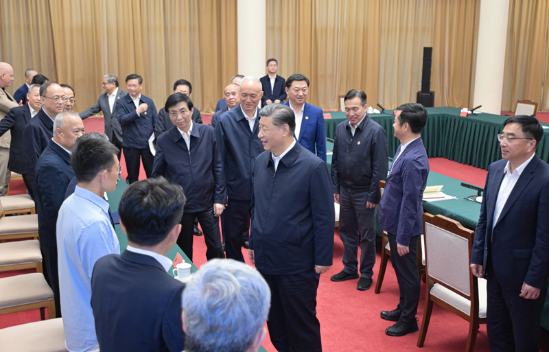 2024年5月23日，習近平總書記在山東省濟南市主持召開企業(yè)和專家座談會并發(fā)表重要講話。這是總書記同參會的企業(yè)和專家代表親切交流。