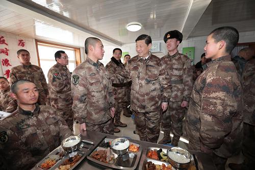 2014年1月26日中午，習(xí)近平來到連隊食堂，同戰(zhàn)士們一起用餐。新華社記者 李剛 攝