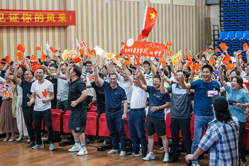 北京時間7月27日，2024年巴黎奧運會首個比賽日，在射擊10米氣步槍混合團(tuán)體比賽中，中國選手黃雨婷/盛李豪獲得金牌。圖為黃雨婷的母校師生們通過收看奧運直播的方式為她加油助威。