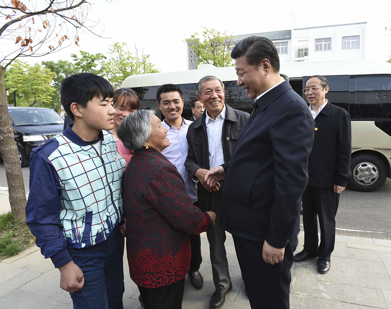 2016年4月25日，習(xí)近平在安徽省滁州市鳳陽(yáng)縣小崗村看望當(dāng)年大包干帶頭人嚴(yán)金昌（右三）一家。